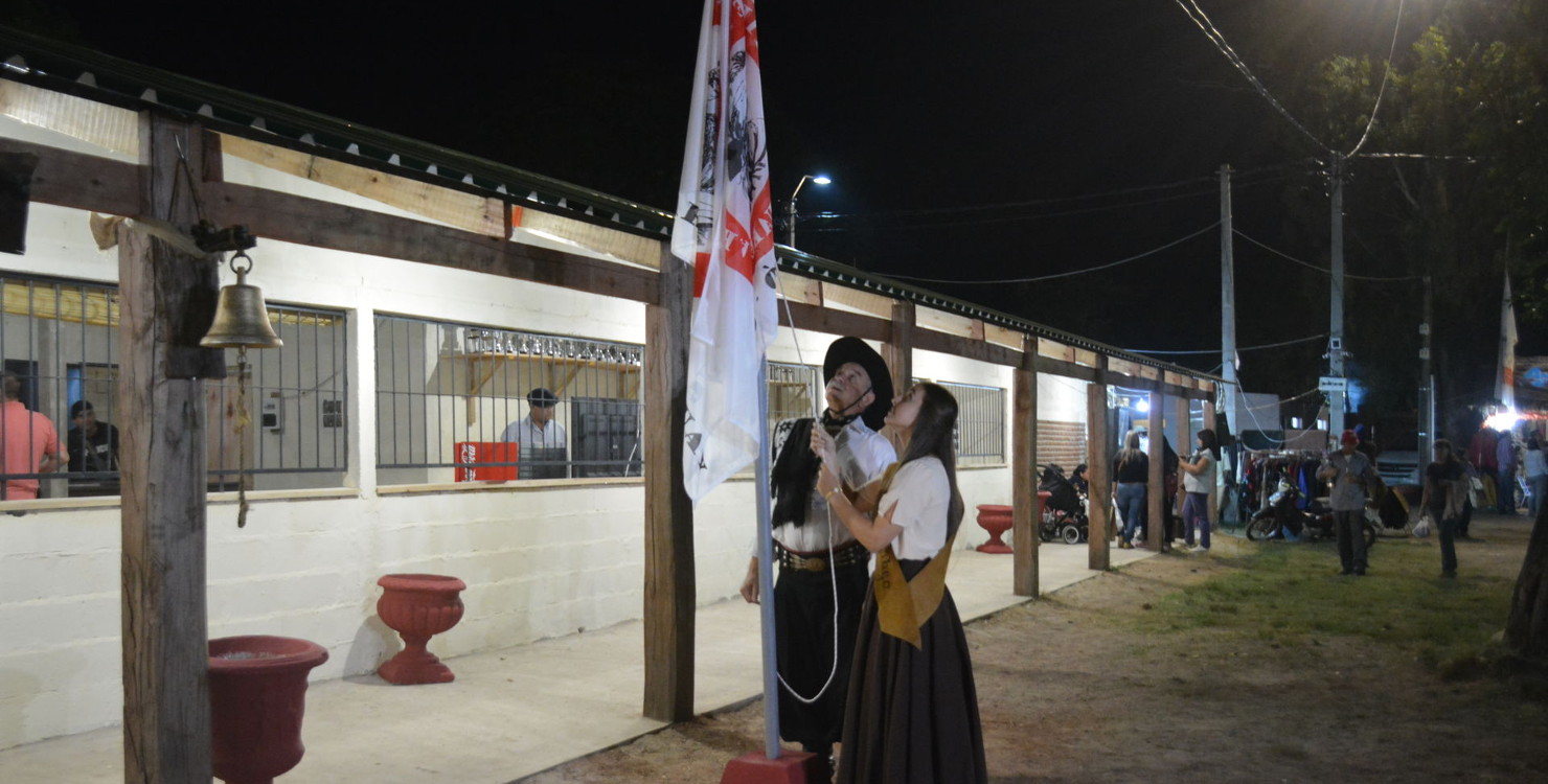 Izamiento de la bandera de la Fiesta de la Patria Gaucha